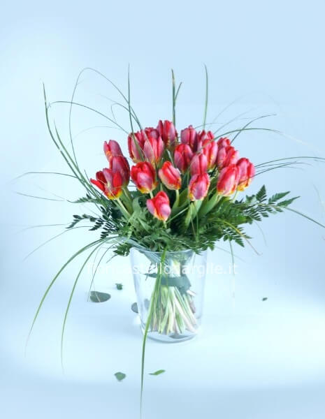 Bouquet di tulipani con verde decorativo